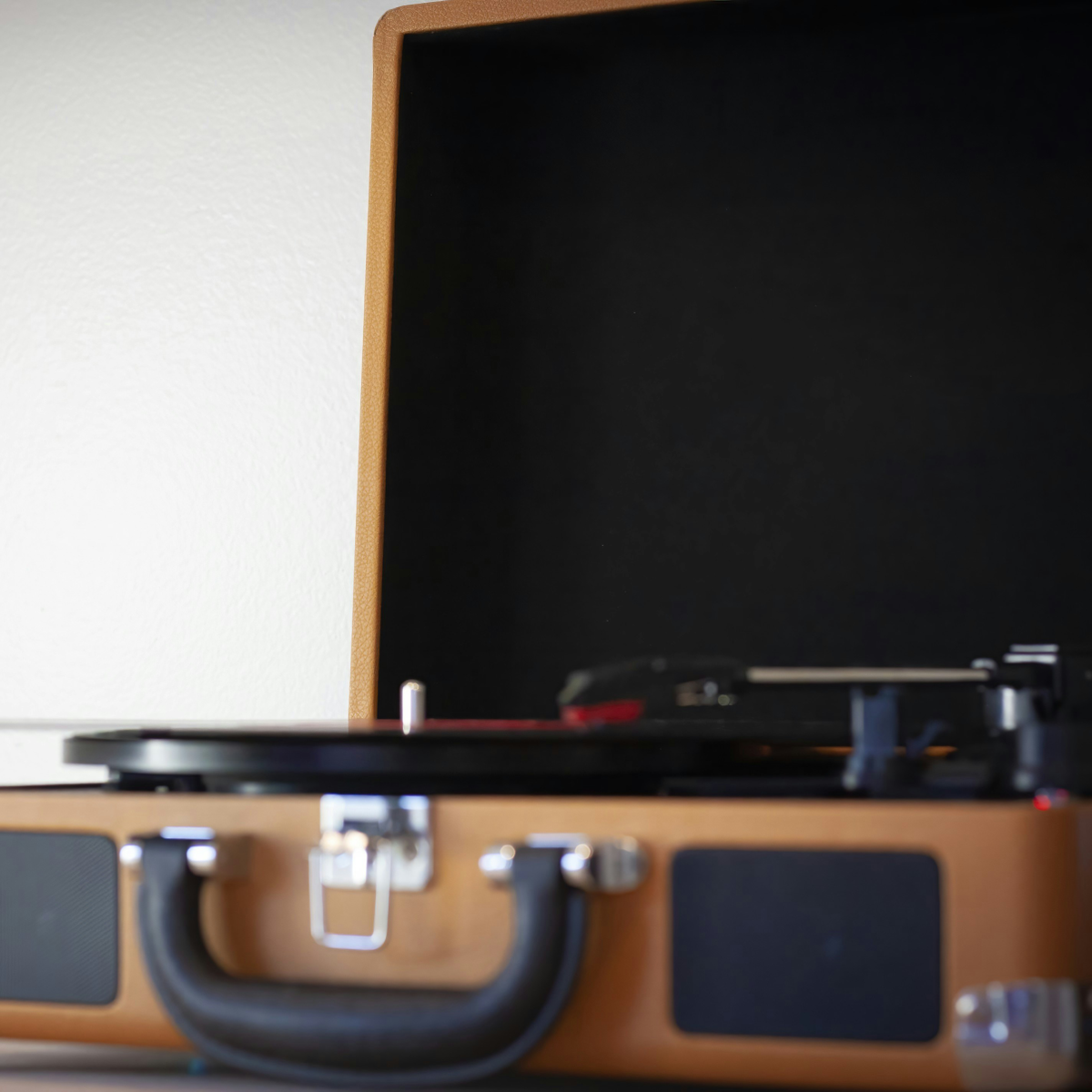 Brown Auryvox Heritage VT-80 Portable Turntable with a black interior on a white background